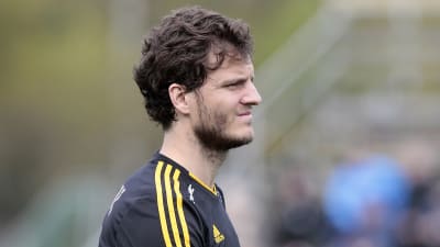 Mehmet Hetemaj fasar för resan till Åland.