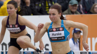Reetta Hurske tar sig över häckar i Paavo Nurmi Games i Åbo.