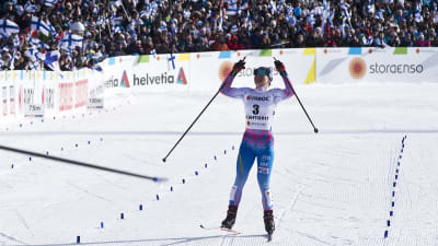 Krista Pärmäkoski i mål som silverdam i skiathlon, VM 2017.