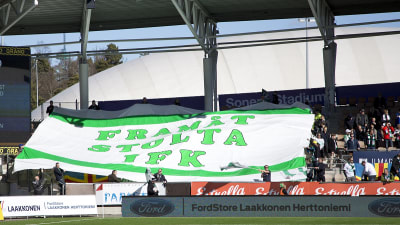 IFK Mariehamns anhängare på plats i Helsingfors.