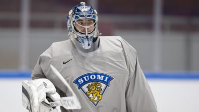 Juuse Saros vaktar Finlands mål mot Ungern i kväll.