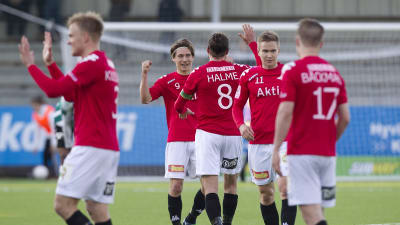 HIFK-spelare firar ett mål.