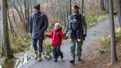 Kronprinsessparet med sina barn i Tyresta nationalpark i december 2016.