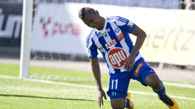 Alfredo Morelos på ett knä i ett soligt Helsingfors.