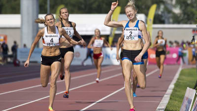 Sara Kuivisto slår Zenitha Eriksson i spurten, 800 meter FM 2016.