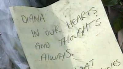En lapp var det står "Diana in our hearts and thoughts always."