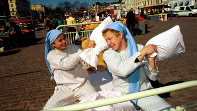 Silvia Modig ja Mikko "Peltsi" Peltola leikkivät tyynysotaa Summerissa 1999