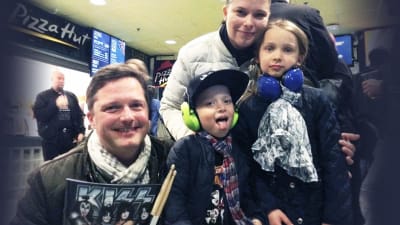 Henrik Creutz med familj på Kiss-konsert 4.5.2017 i arenan i Helsingfors