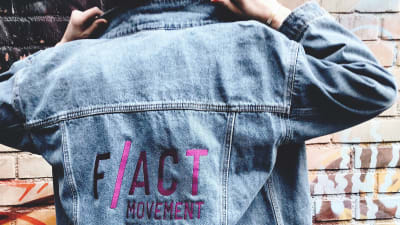 jeansjacka med broderad text