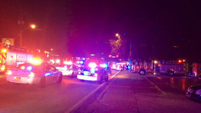 Polisbilar med sirener anländer till nattklubben i Orlando.