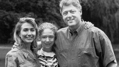 Hillary, Chelsea och Bill Clinton i ett familjeporträtt i Vita husets trädgård under Bill Clintons presidentperiod, cirka 1996