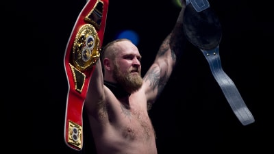 Robert Helenius höjer bältet efter segern över Franz Rill 2015.