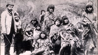 Representanter för indianfolk från Argentina på människoutställning i Paris 1889.