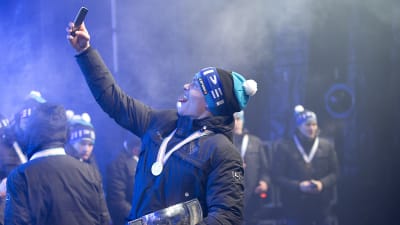 Mikko Rantanen tar selfie efter JVM-guldet 2016.