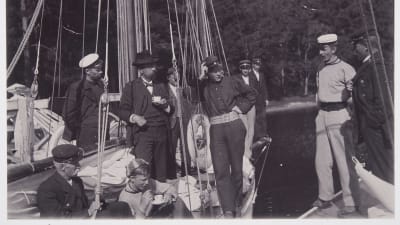 Segelbåt med män ombord, bl.a. John W. Nylander och Konni Zilliacus som smugglade tidningen Fria Ord från Sverige till Finland i början av 1900-talet.