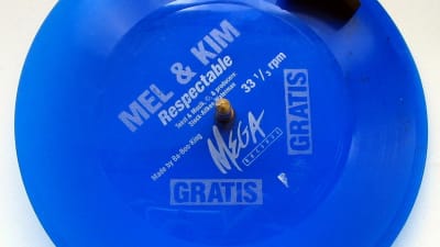 Ett promoexemplar av Mel and Kims vinylsingel "Respectable" 