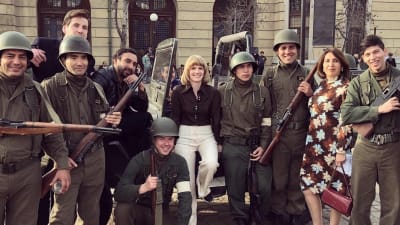 Sophia Heikkilä med soldater i inspelningarna av Invisible Heroes