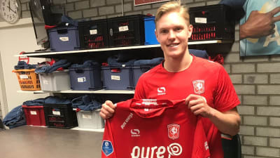 Fredrik Jensen visar upp sin speltröja