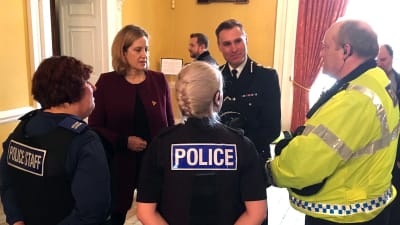 Inrikesminister Amber Rudd (andra från vänster) mötte poliser och räddningspersonal under sitt besök i Salisbury på fredagen. 