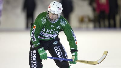 Akillesspelaren Ville-Veikko Angeria åker skridsko under en bandymatch.