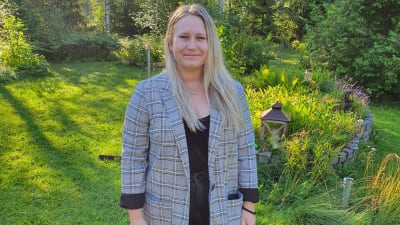 Melissa Ekström står på en gräsmatta och ser in i kameran.