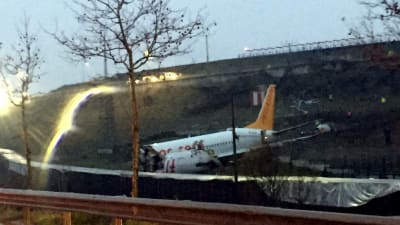 Ett flygplan som gått i tre delar i Turkiet. 