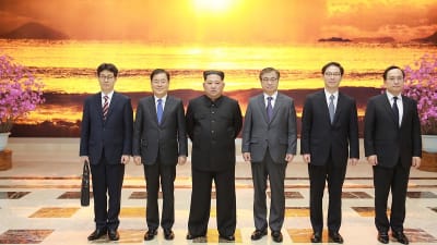 Kim Jong-Un (tredje från vänster) poserar tillsammans med Chung Eyi-yong (andra från vänster) och andra medlemmar av den sydkoreanska delegationen. 