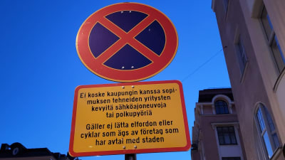 Bild på nytt trafikmärke som reserverar vissa områden i Helsingfors till parkering för elsparkcyklarna.