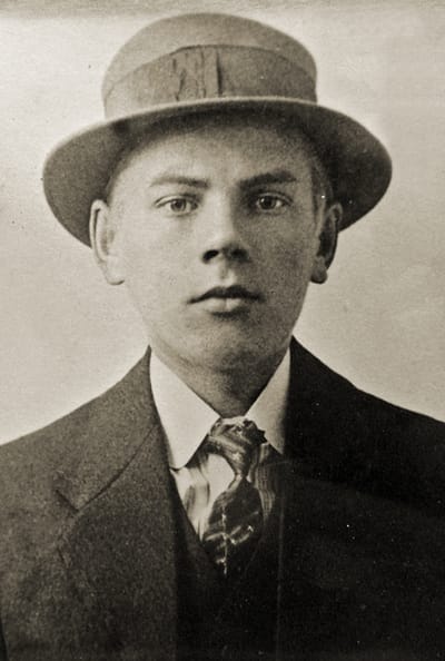 Porträtt på Vilho Lylykorpi som ung man med hatt på huvudet