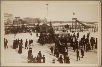 Skridskoåkare fotograferade i Norra hamnen i Helsingfors på 1890-talet.