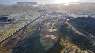 Bild tagen ovanifrån på vägar och vulkan på Island.