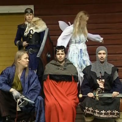 Sadetta Postareff, Kaisu Kärri, Samael Innanen ja muita liveroolipelaajia ryhmäkuvassa 2003.