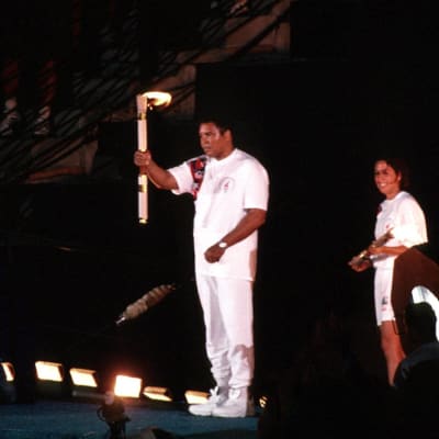 Ali diagnostiserades med Parkinsons sjukdom kort efter karriären, men klarade ändå av att tända OS-facklan i Atlanta år 1996.