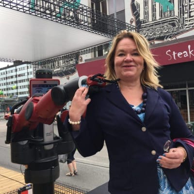 Cristina Andersson får en kram av roboten Baxter.
