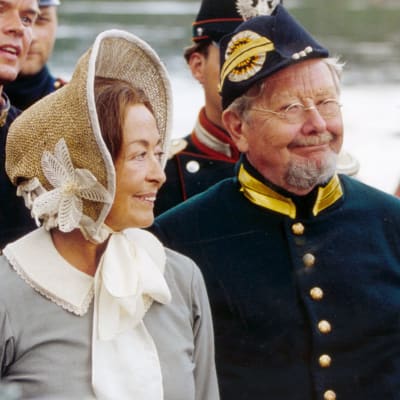 Konrad Lihr (Mats Långbacka), rouva Planting (Gunvor Sandqvist), Konrad Planting (Lasse Pöysti) ja Wendy Van Wanten (Elisabeth von Alfthan) elokuvassa Lapin kullan kimallus.