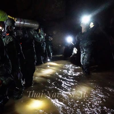 Thaimaan armeijan väkeä luolastossa.