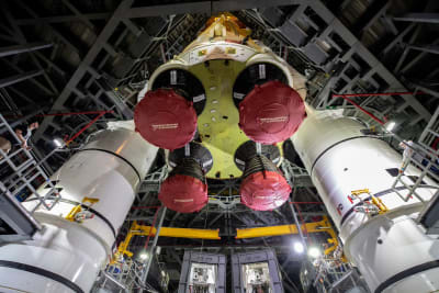 Nasas bärraket SLS sedd nedifrån, i sin hangar.