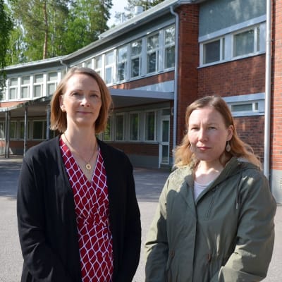Satu Björkstén och Sara Illman utanför Smedsby skola i Esbo.