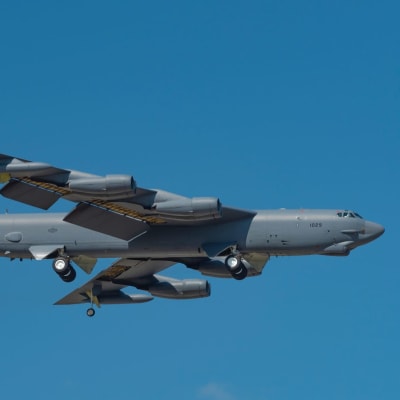 Yhdysvaltain ilmavoimien B-52 -pommikone on laskeutumassa. Taustalla näkyy sinistä taivasta.
