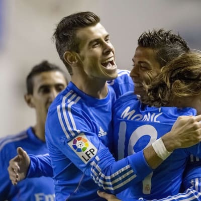 Gareth Bale, Cristiano Ronaldo ja Luka Modric juhlivat 1-0-johtomaalin jälkeen.
