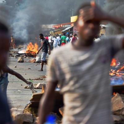 Demonstranter i Burundis huvudstad Bujumbura den 22 maj 2015.