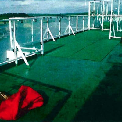 Viking Sallyn helikopterikannelta teon jälkeen 1987, kuvassa hyökkäyksen tapahtumapaikka.