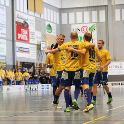 Innebandyspelare firar mål