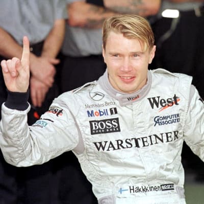Mika Häkkinen med VM-pokalen 1998.