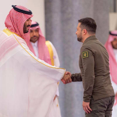 Saudiarabiens kronprins Mohammad bin Salman och Ukrainas president Volodymyr Zelenzkyj skakar hand.