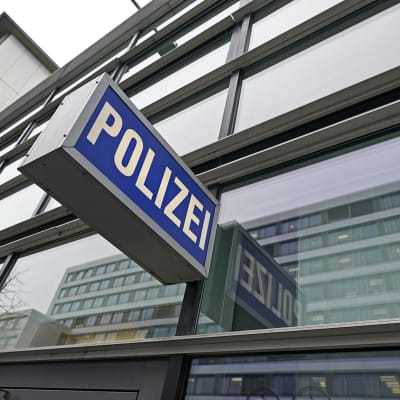 Poliisiaseman kyltti Frankfurtissa.