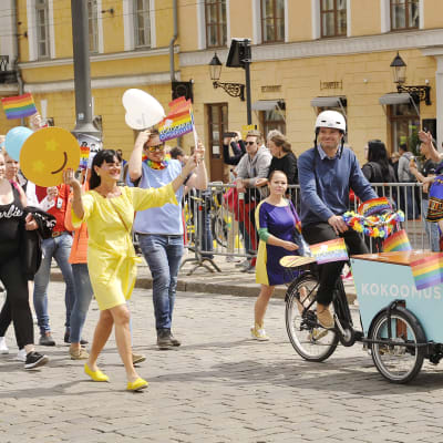 Kai Mykkänen ja Juhana Vartiainen Helsinki Pride 2018 -marssilla Helsingissä Senaatintorilla.