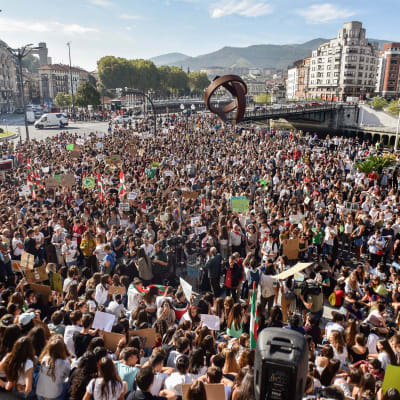 Mielenosoittajia Bilbaossa Espanjan Baskimaassa.
