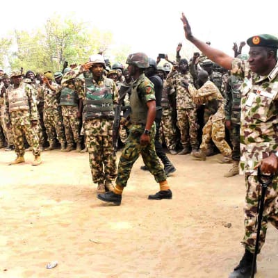 Nigerias president Goodluck Jonathan tillsammans med Nigerianska trupper som kämpar mot Boko Haram.
