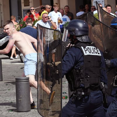 Jalkapallofanit ja ranskalaiset mellakkapoliisit kohtaavat Marseillessa lauantaina.